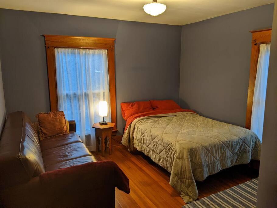 Large Bakery Apartment - Central Downtown Location Fredonia المظهر الخارجي الصورة