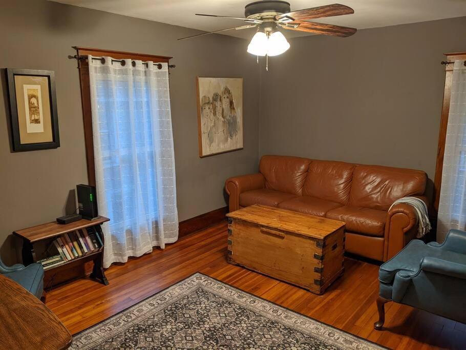 Large Bakery Apartment - Central Downtown Location Fredonia المظهر الخارجي الصورة
